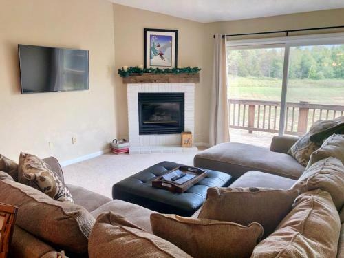 Carroll Apartment | S5 Renovated Bretton Woods Resort condo with beautiful mountain views Fast wifi