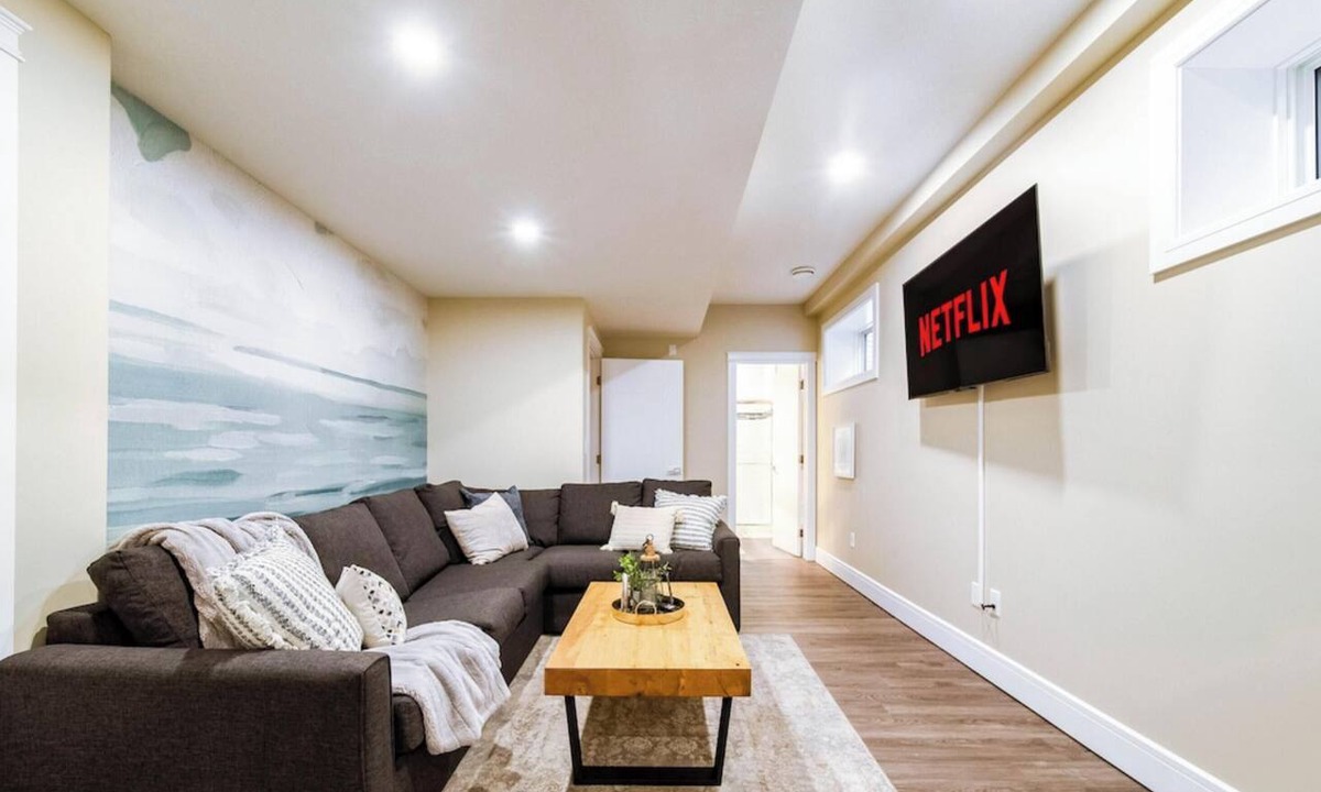 Mayfield Apartment | Sanctuary Suite - KingBed - Wifi - Near WEM/Rogers