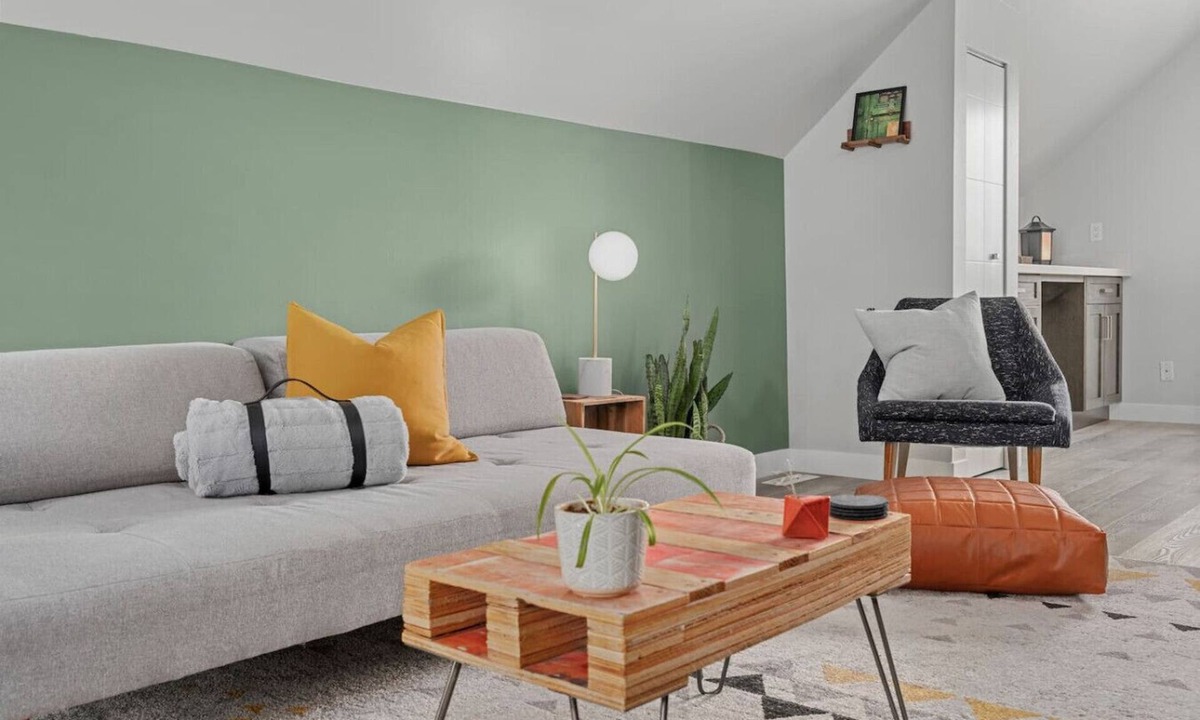 Bridgeland House | Scarlet Manor | Mid Century Zen Suite. 1 BR. Near DT, C-train.