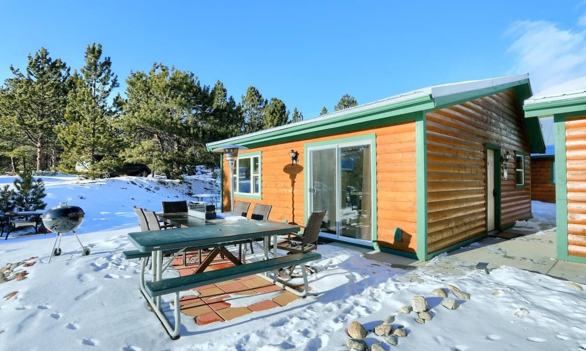 Twin Lakes Cabin | Scenic Mountainside Cabin with BBQ and Fast WiFi