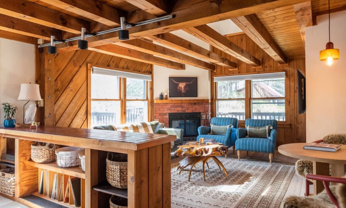 Londonderry Cabin | Scenic Ski Getaway Near Stratton & Bromley. Steps from X-Country Trails.
