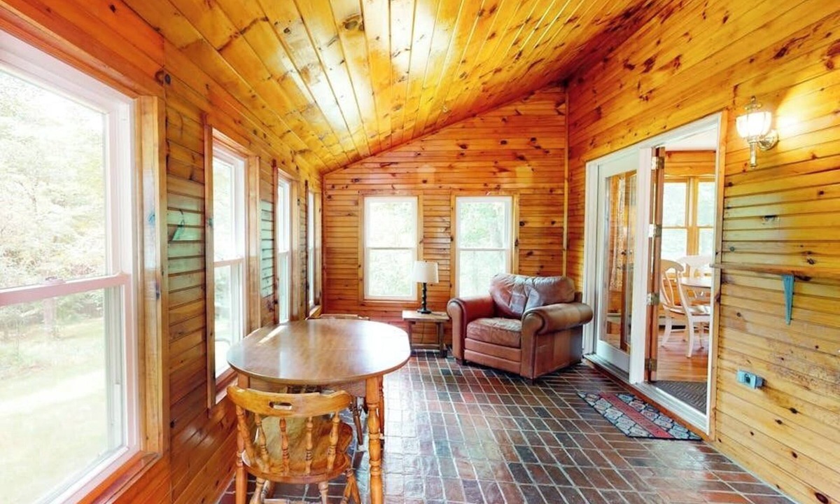 Hiram House | Secluded riverfront property with fast WiFi, kayak & wood stove - dog-friendly