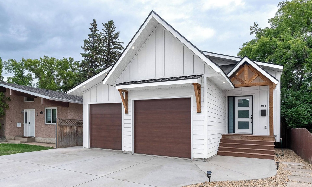 Saskatoon Downtown House | Selina's House - 2 Bed 2 Bath - Gordie Howe Arena - Beautiful Modern Build