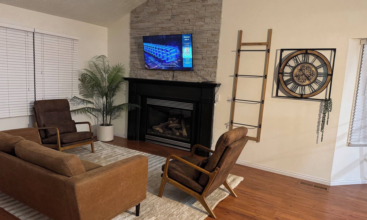 Evanston House | Serene 3-bedroom townhome in welcoming Evanston perfect for relaxing.