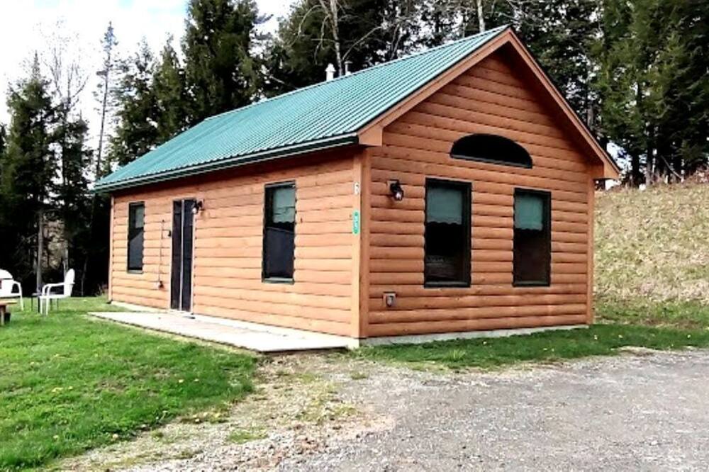 Hyde Park Cabin | Serene Country Cabin in the Heart of Vermont near the Green Mountains, Perfect for a Weekend in Nature
