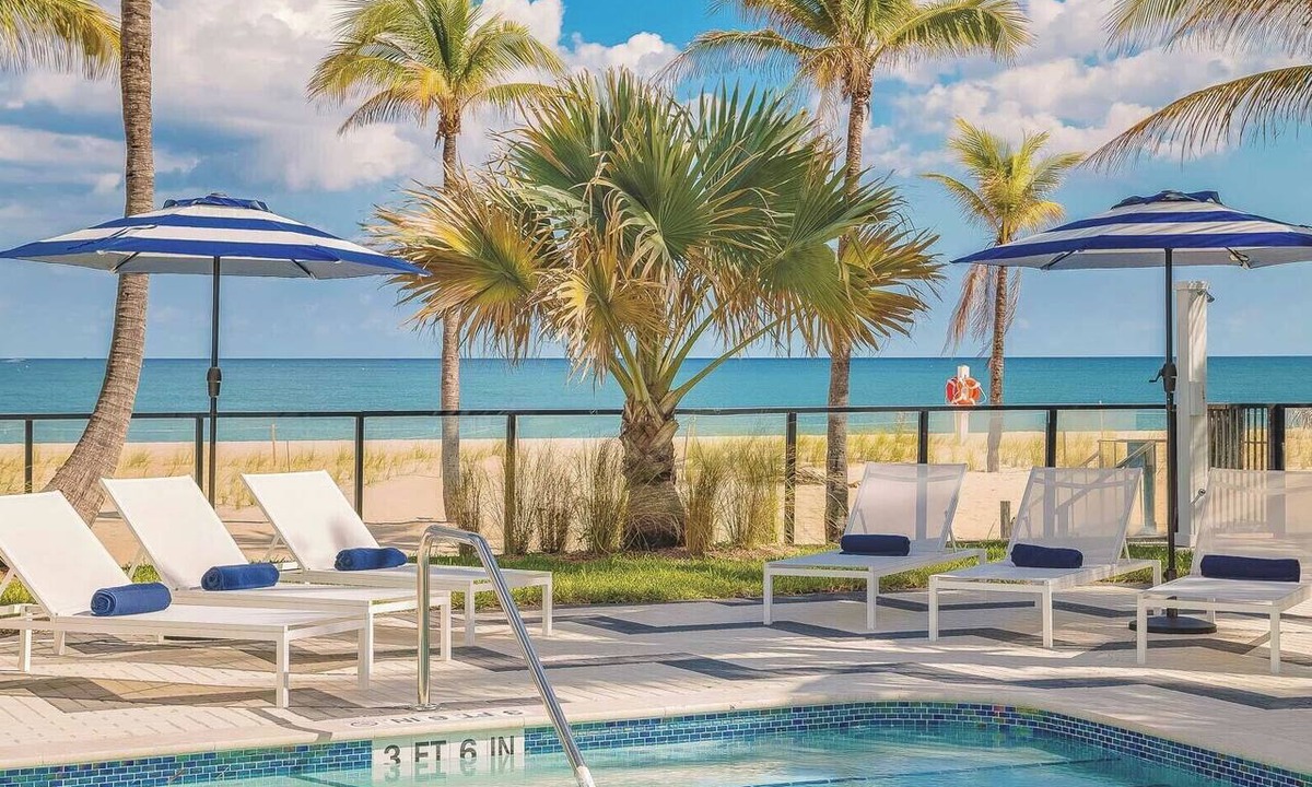 Lauderdale-by-the-Sea Hotel | Serene Stay Near the Beach! Onsite Fitness Center and Outdoor Pool, Pets Welcome