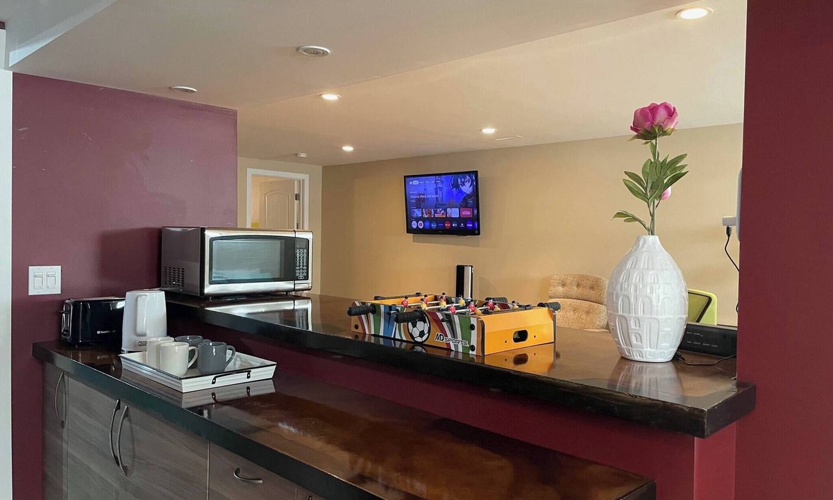 Jasper Place House | Shibly's Retreat Near West Edmonton Mall
