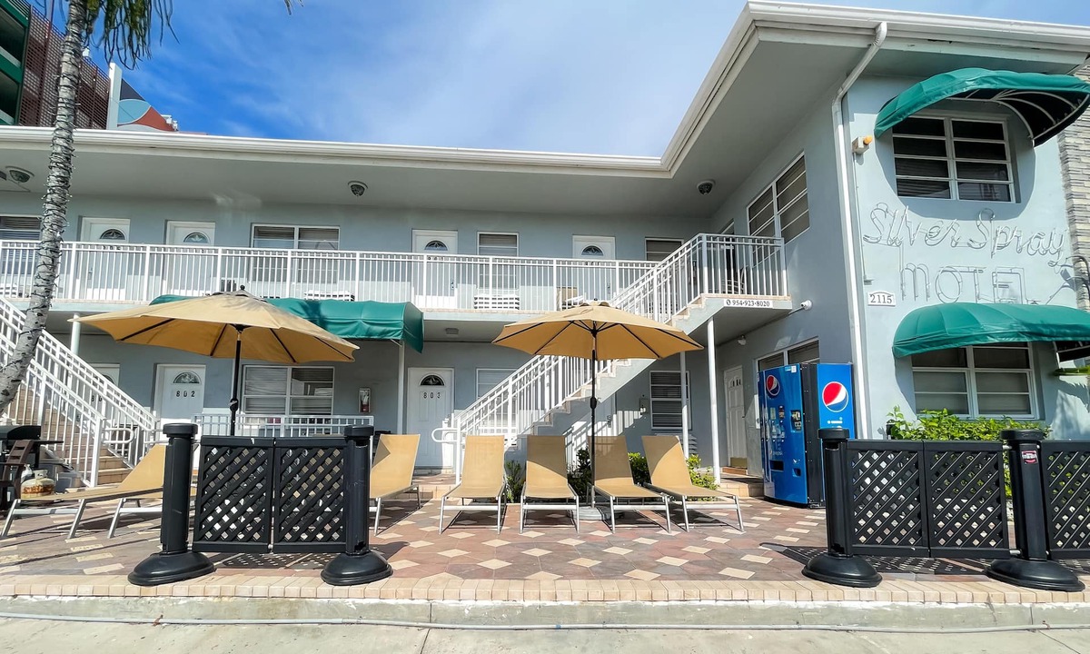 Hollywood Lakes Apartment | Silver Spray Motel