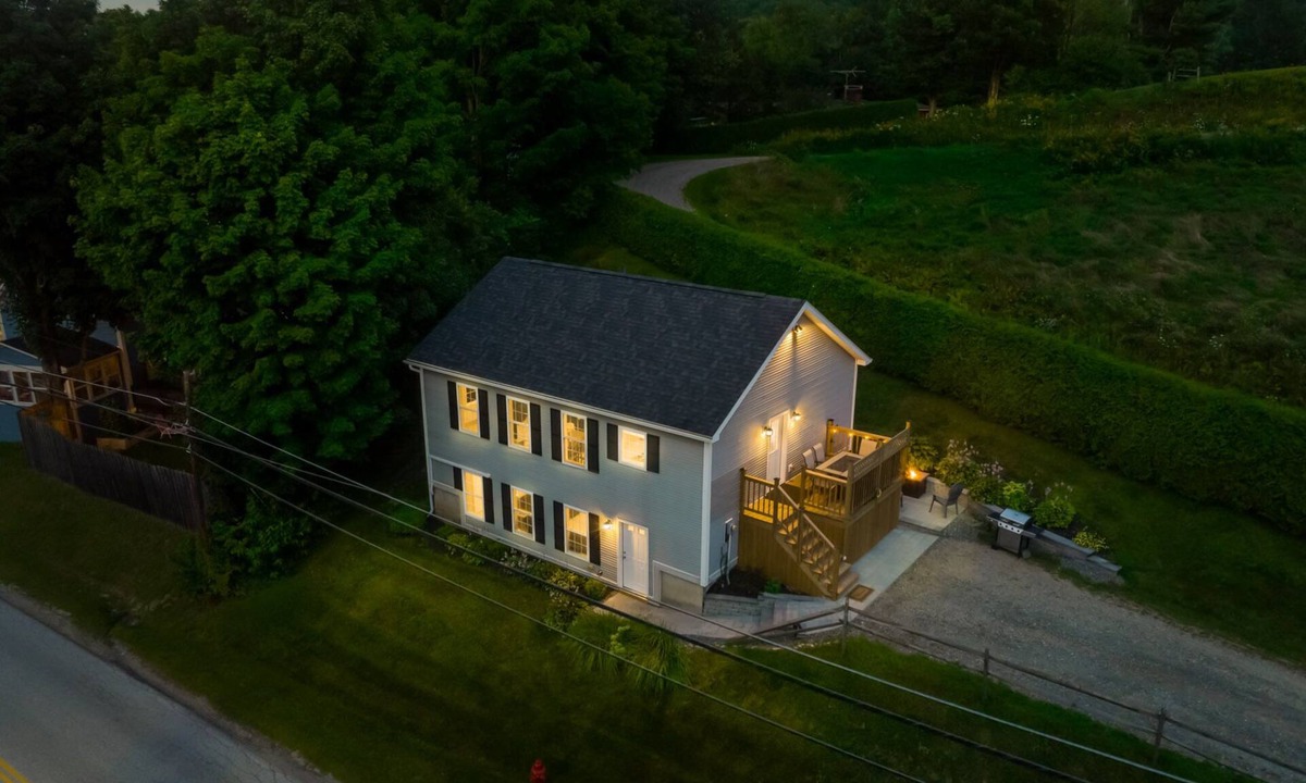 Jeffersonville House | Ski/Foliage Basecamp near Smuggs! 2 Living Areas & a King Suite