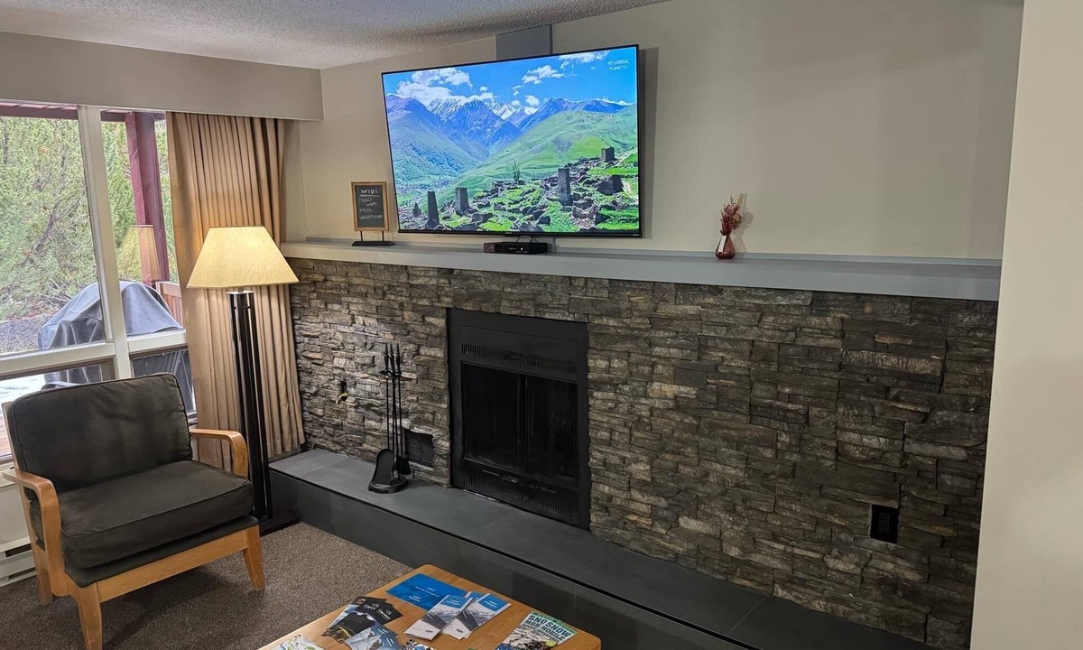 East Kootenay Apartment | Ski-In & Ski-Out Village Apartment