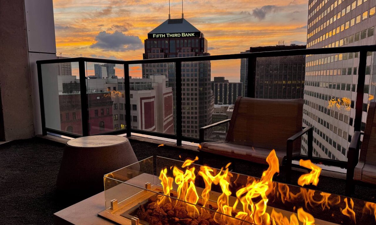 Gateway District Apartment | Skyline Views 17th‑Fl Rooftop Pool & Sauna Steps to Stadiums & Dining