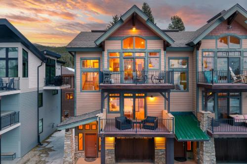 Old Town House | Slopeside Villa 126 Next To WP Resort I Steam Shower I Great Views I Private Hot Tub I Activity Program