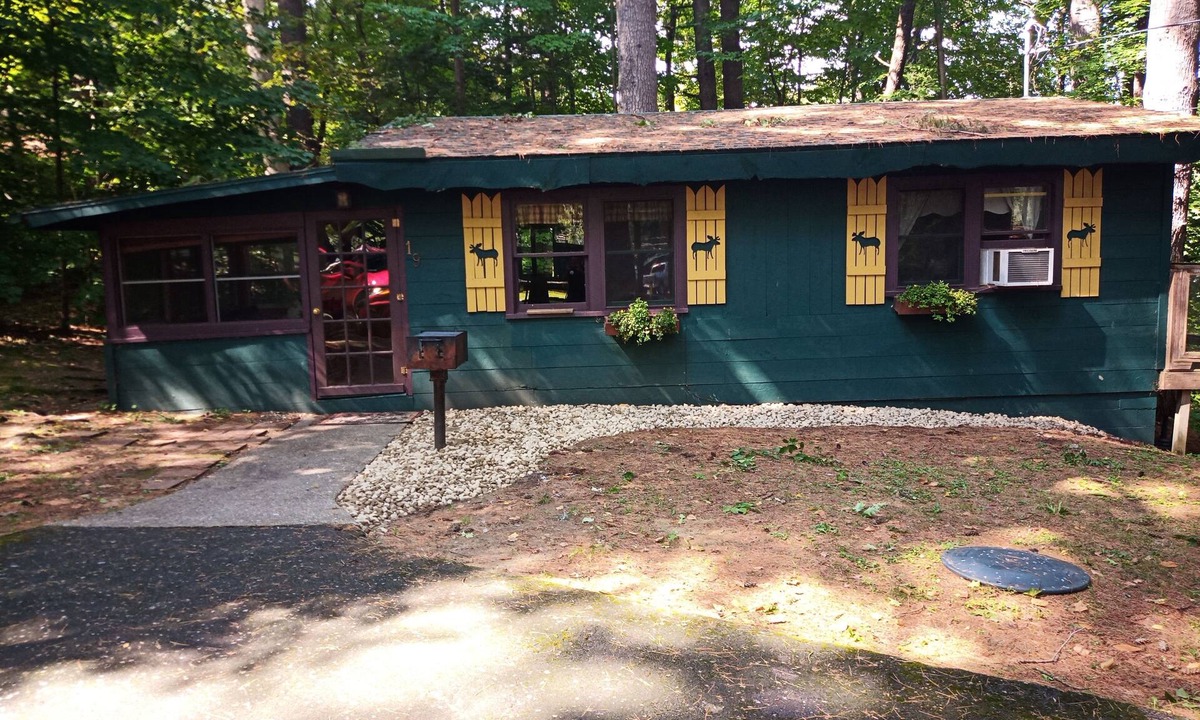 Lake George Cabin | Snowshoe Hare Cabin at the Adirondack Lodge - 5 mins to Lake George Village