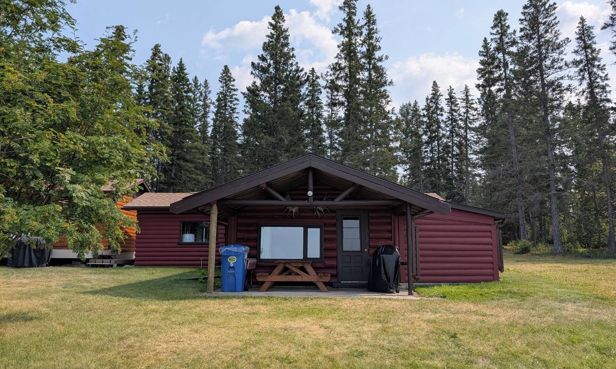 The Pas Cabin | Snowy Owl: A lakefront log cabin at Clearwater Lake for the whole family!