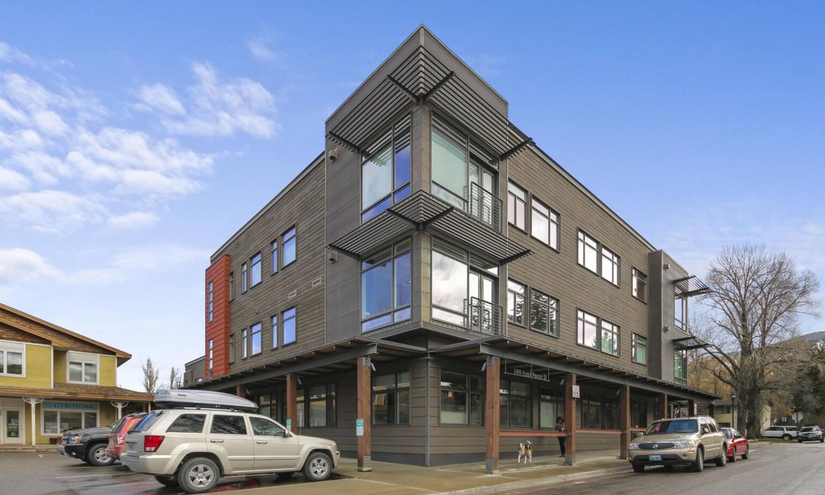 Jackson Condo | Sophistication & Convenience; Urban Flat one block from Town Square