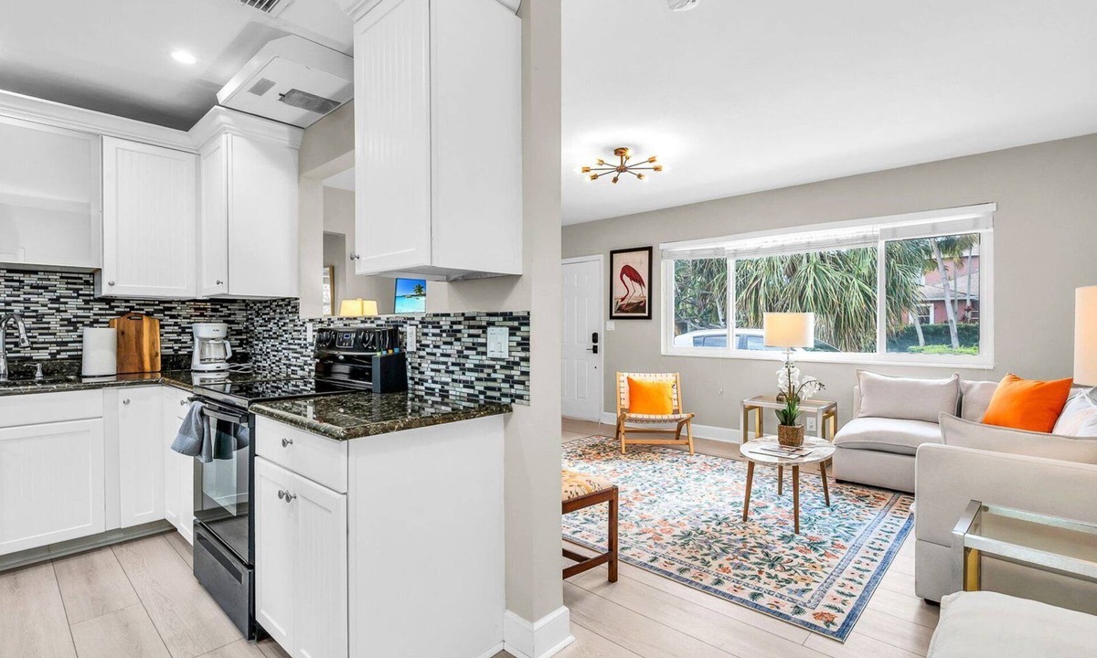 Southside House | SoSo Coastal Retreat – Walk to Intracoastal & Downtown