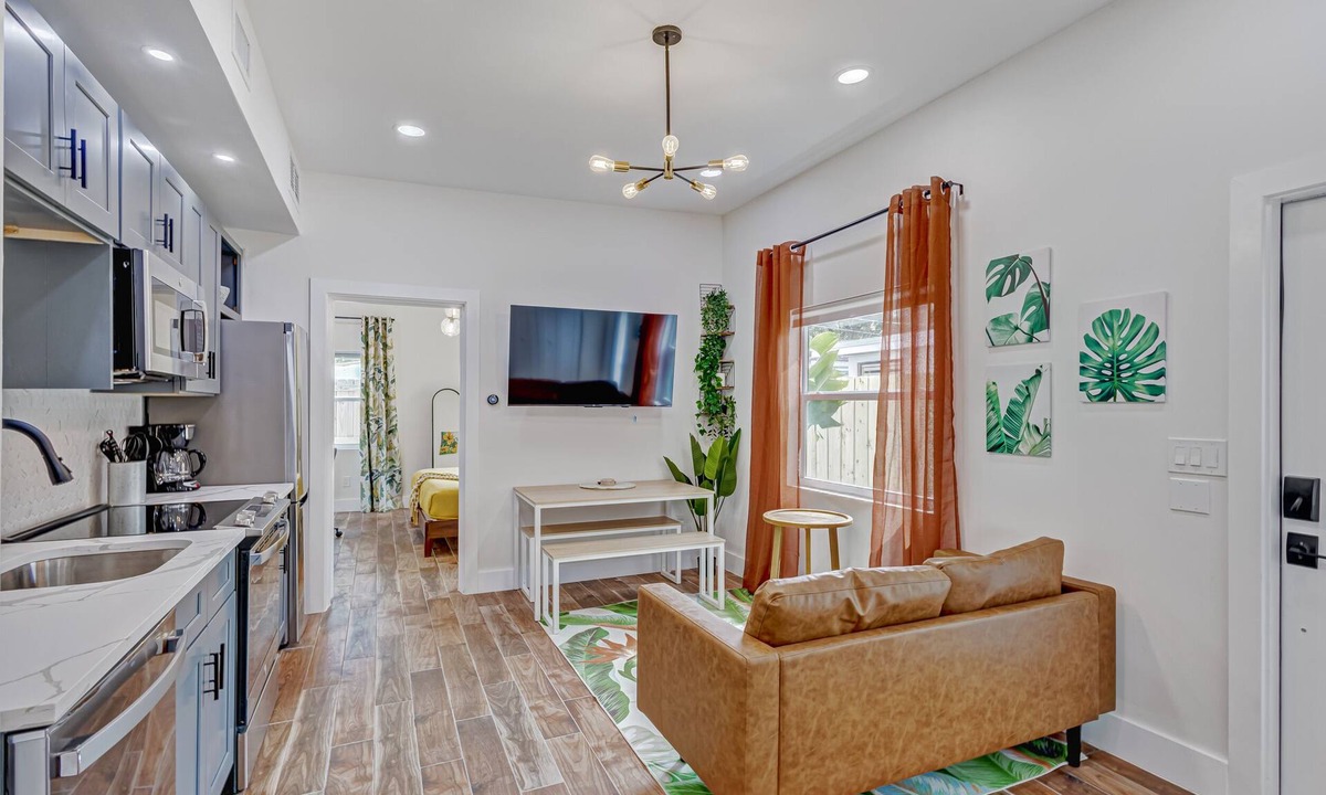 Country Club Park House | SoSo Orchid Cottage - Cozy, Tropical Guest House