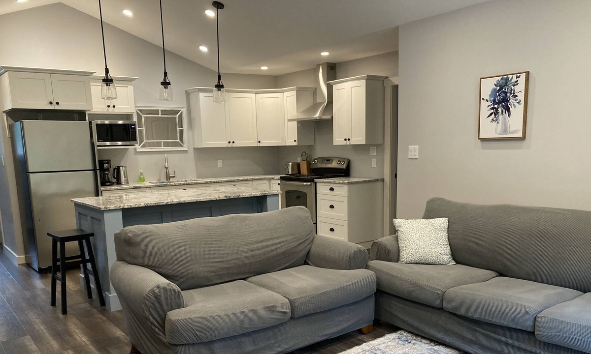 Shawnigan Lake House | Spacious 2-bedroom guest house with forest view