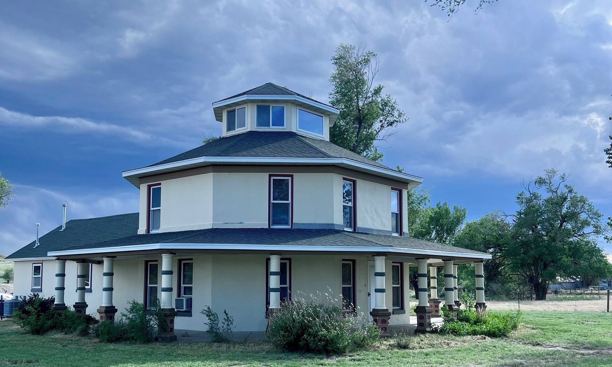 Wray House | Spacious 3 bed, 3 bath Eastern Colorado Farmhouse Retreat