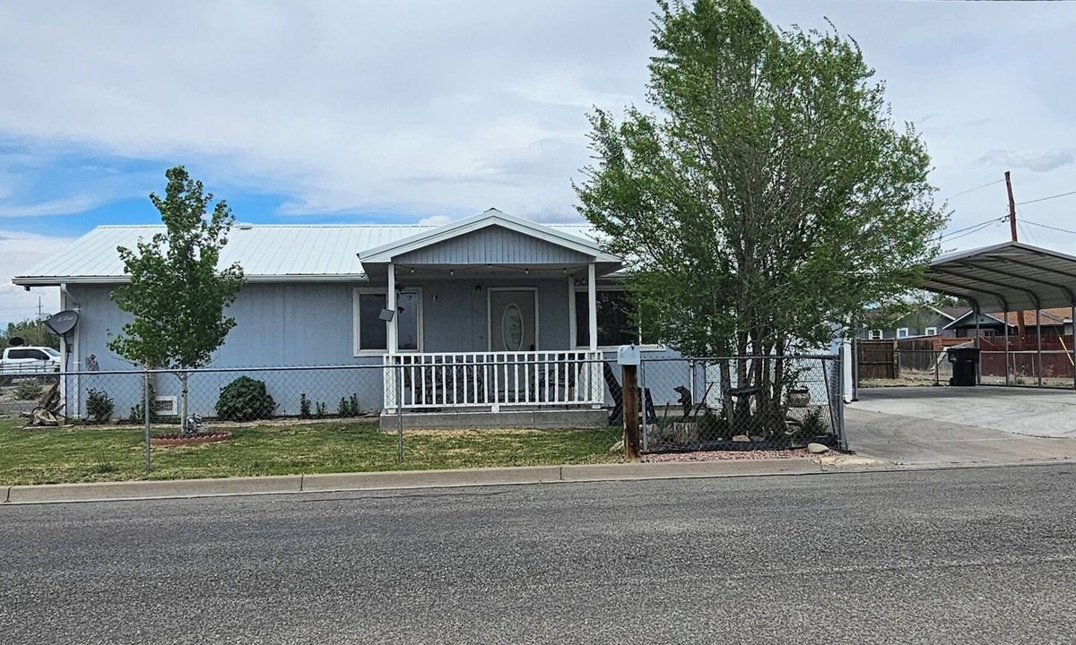 Alamosa House | Spacious 3 bedroom and 1.5 bathroom fully fenced around for pets and childrens