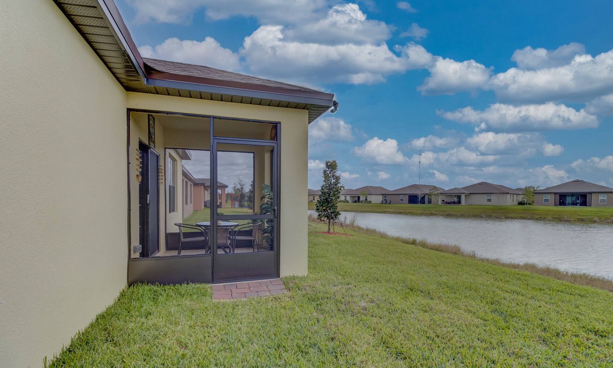 Fort Pierce House | Spacious 3BR residential near the beach (10 mins)