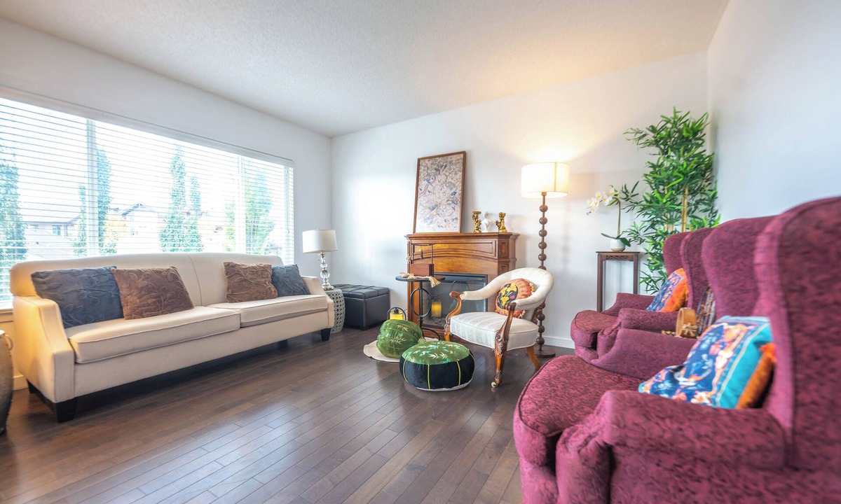 Cochrane House | Spacious 4 Bedroom for Family Trip & Hot tub