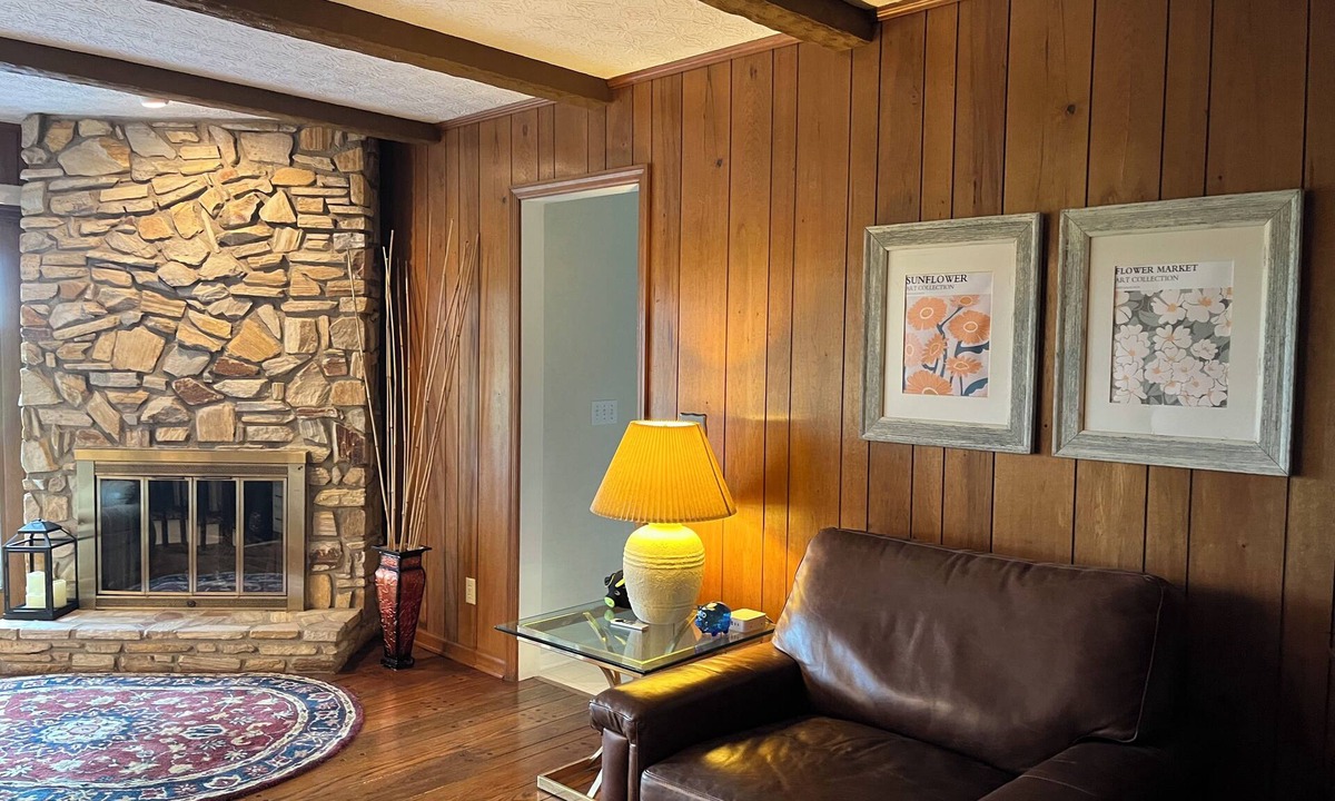 Plain City House | Spacious 5-bed farmhouse w/Pool Table, Table Tennis Close to Columbus Zoo