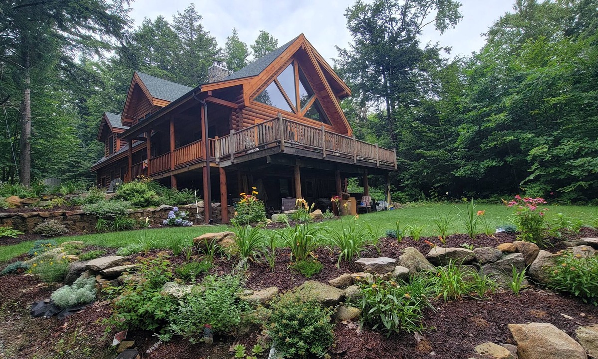 Hebron House | Spacious 5 bedroom semi-private lakefront log cabin on Newfound Lake