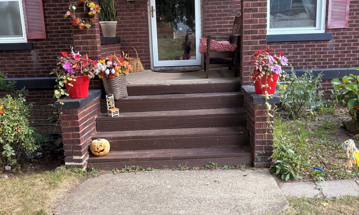 Cuyahoga Falls House | Spacious 7 bedrooms sleeps 12-downtown& river 2 blocks Dog Friendly