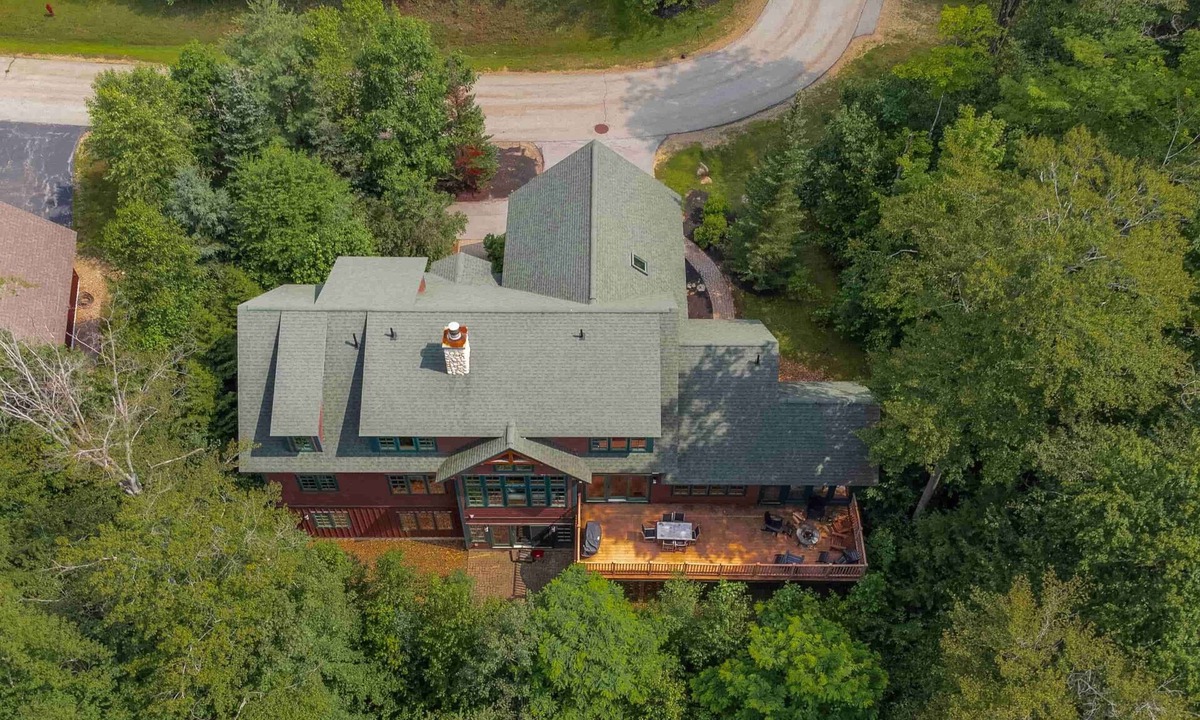 Lincoln House | ✨ Spacious 9BR Retreat | 5.5BA | ⛷ Ski Shuttle | 🐾 Pets | 🎮 Games | 🔥 Fire Pit
