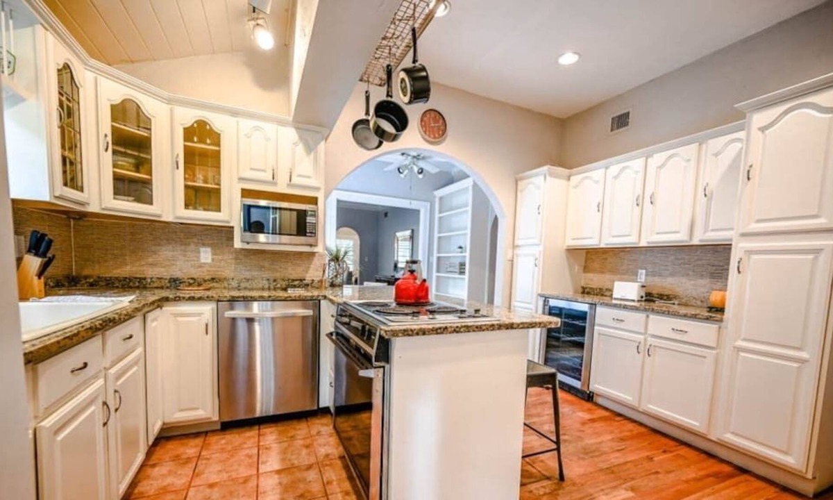 Coral Way Villa | Spacious & Charming Villa Florida - walk to Calle8
