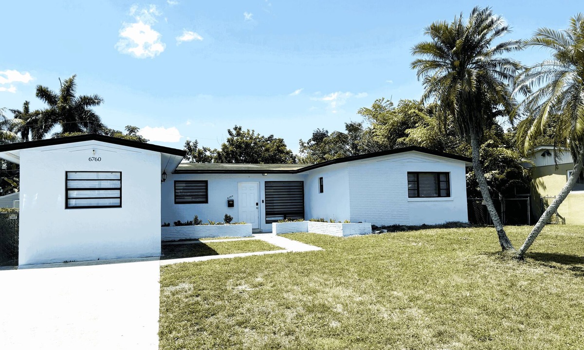 Driftwood House | Spacious, Cozy Stay Near Hard Rock Casino –Feel at Home, Hot Tub!