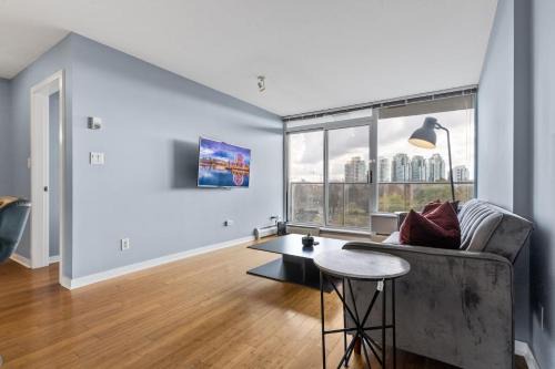 Crosstown Apartment | Spacious Downtown 1BR with Air Conditioning Pool Gym Free Parking