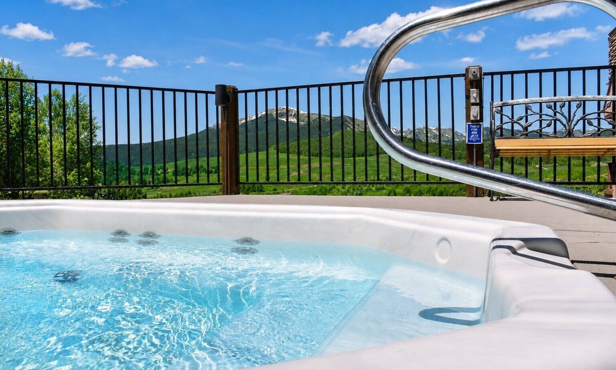 Mount Crested Butte Condo | Spacious Family Condo Ski Access, Hot Tub & Garage