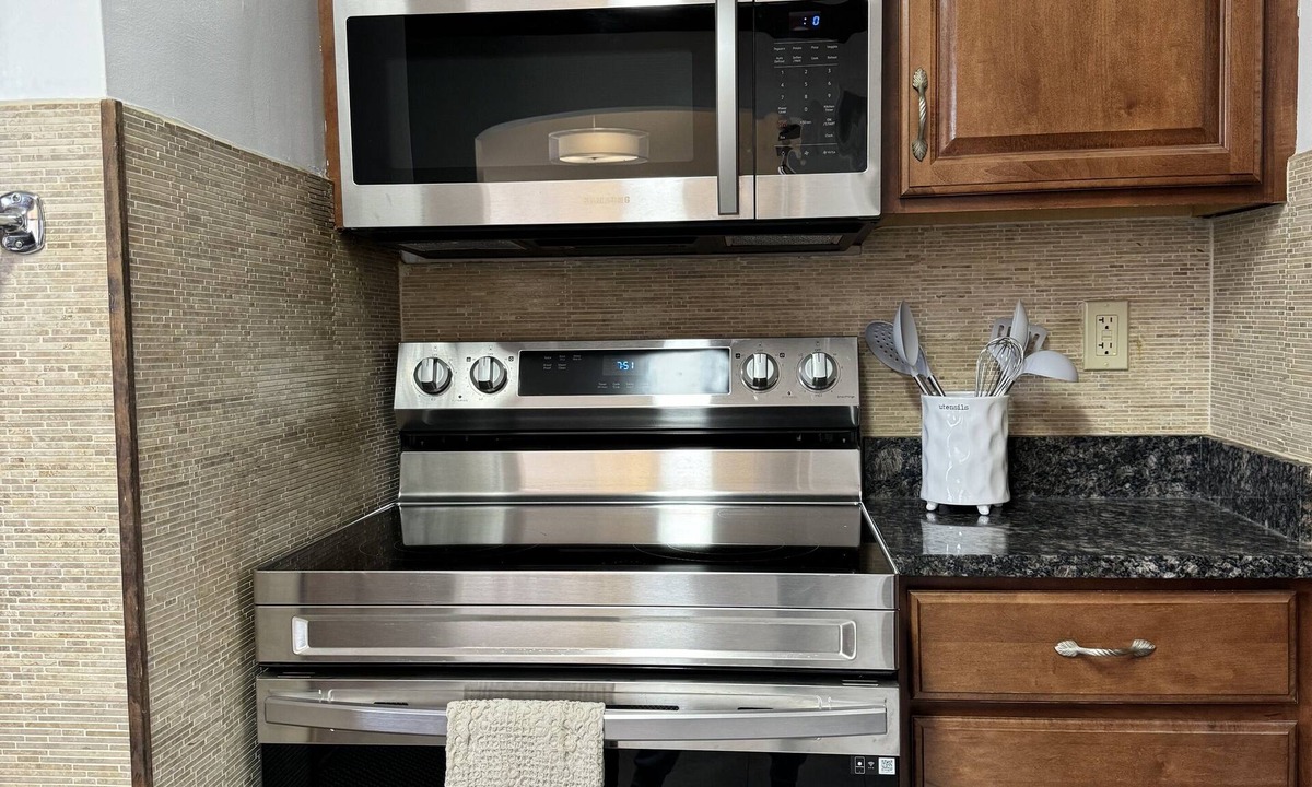 Avon Lake House | Spacious Family-Friendly and Pet-Loving Home for Eight!