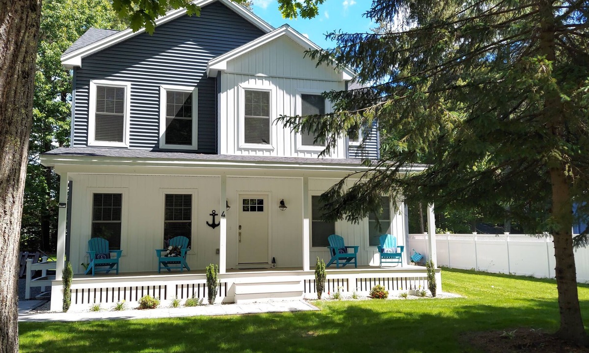 Wells House | Spacious Home 5 Minute Drive to Beach