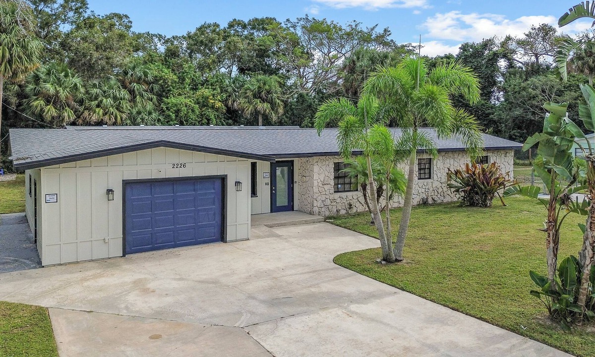 Vero Beach South House | Spacious Multi-Unit 8-bedroom house with AC and WiFi in delightful Vero Beach
