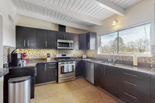Highland Business Apartment | Spacious Nob Hill duplex, 6 bedrooms, sleeps 12