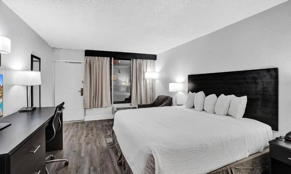 Downtown Hollywood Hotel | Spacious Room, Weekend Escape! Steps away from Hollywood Boardwalk + Breakfast!