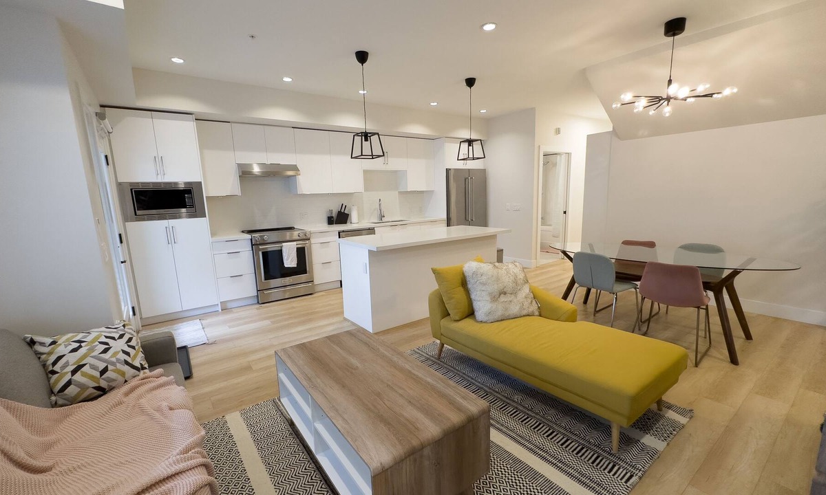 Port Moody House | Spacious Two Bedroom Townhome Near SFU + Breweries