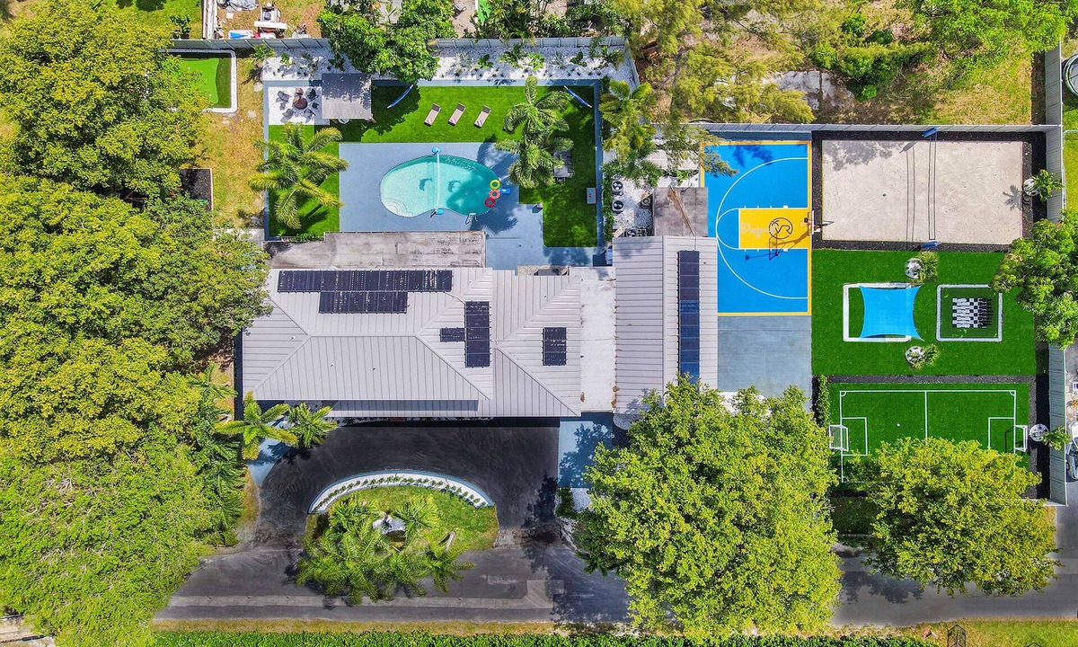 Pompano Beach House | Spacious villa w/pool, courts & game room