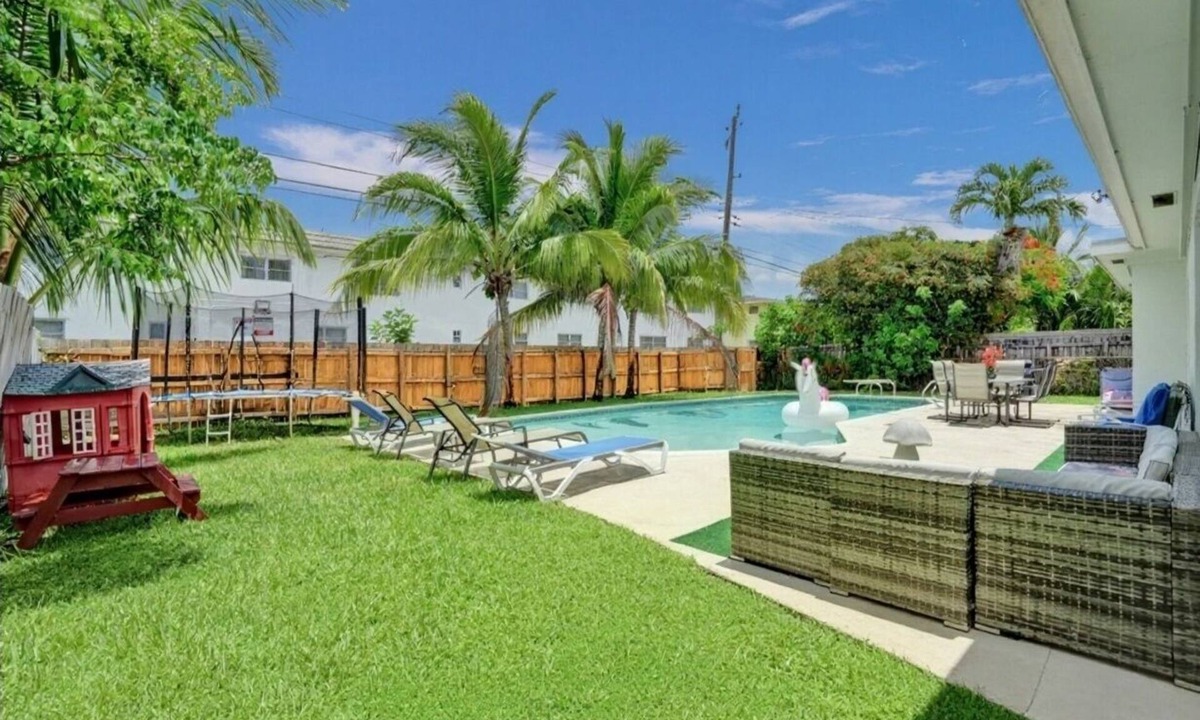 Hollywood Hills Villa | Spacious Villa with Heated Pool, Trampoline, BBQ, Tennis, Air Hockey