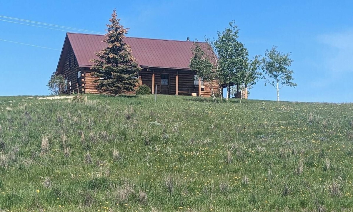Pinedale House | spectacular snow-capped mountain views, best fishing in Wy. close to Yellowstone