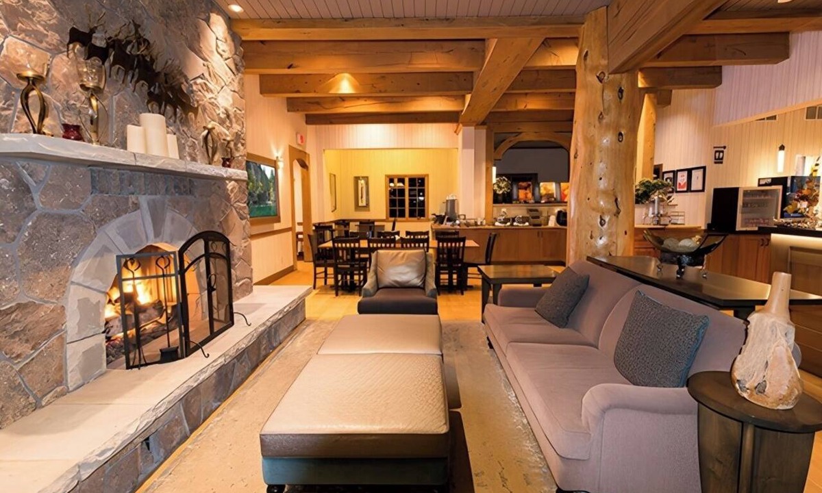 Glenwood Springs Hotel | Stay Close to Glenwood Springs’ Hot Springs, Gondola | Free Breakfast | Pool