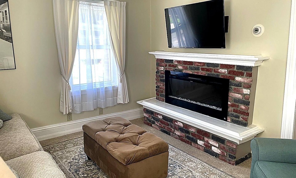 South End House | Steps to Church Street & Lake Champlain. Spacious 5BR Near UVM