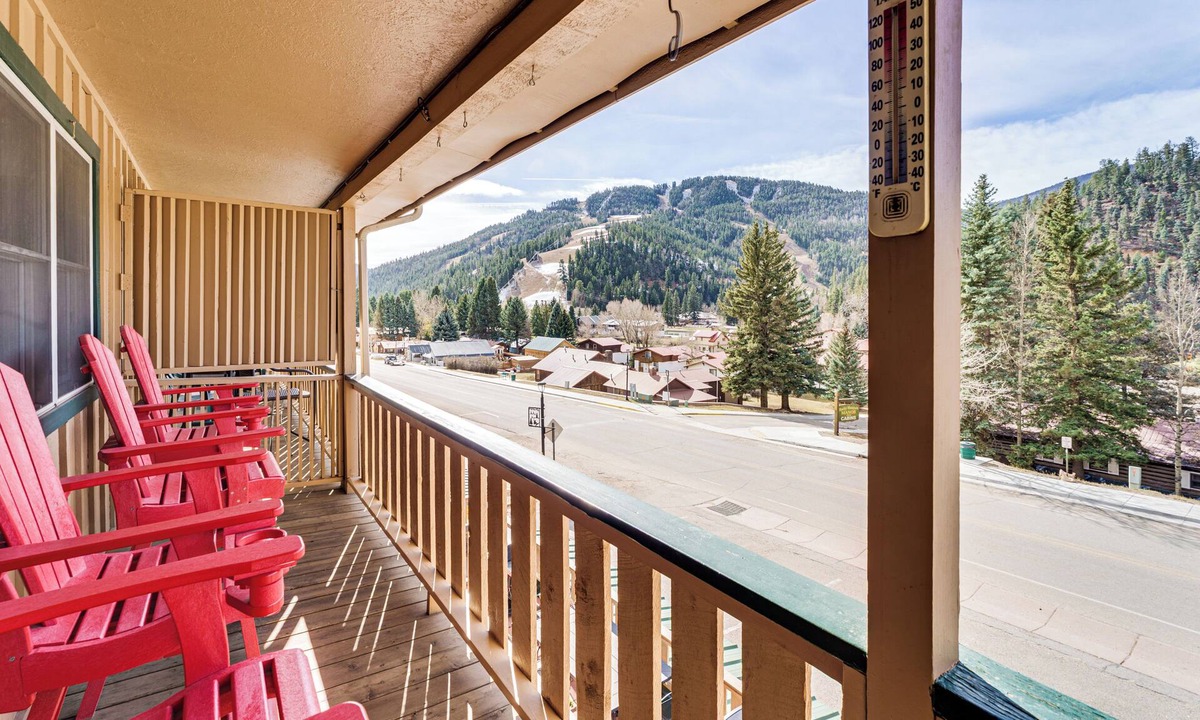 Red River Condo | Steps to Skiing! Mtn-View Haven in Dtwn Red River