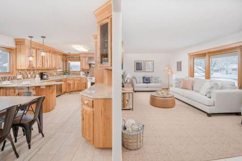 Whiting House | Stevens Point Getaway - HUGE 5 bedroom Home 3 Full Bath