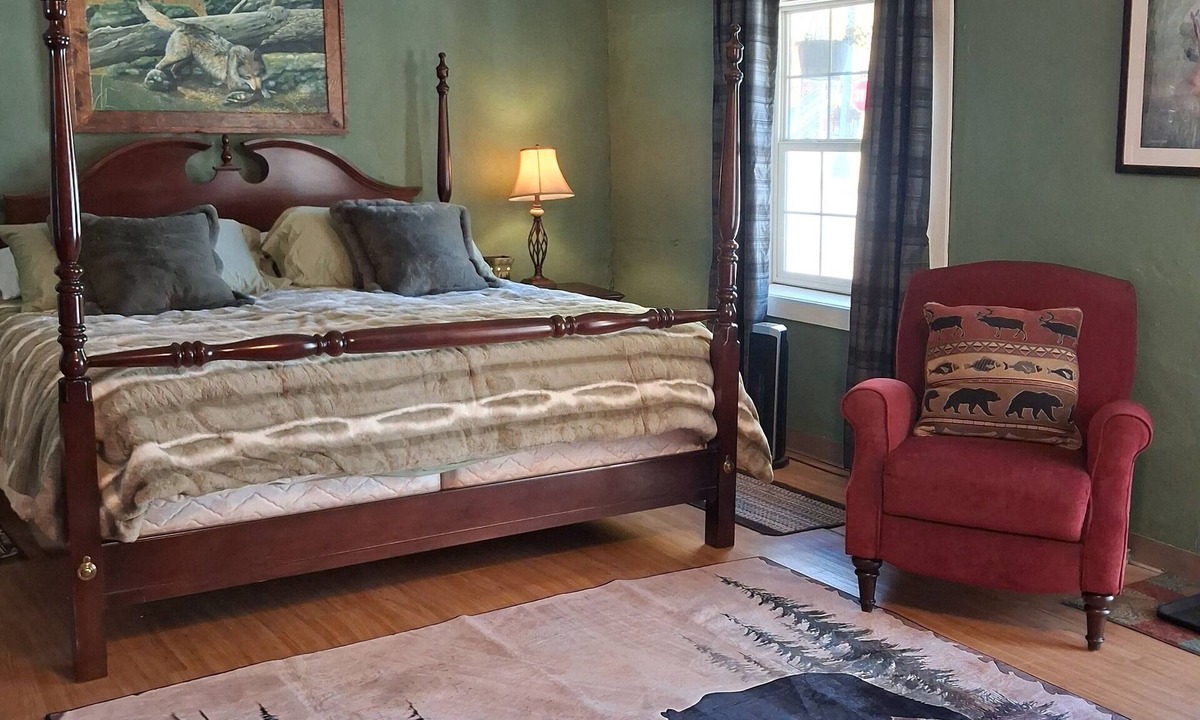 Lake City Apartment | Studio apt in the heart of town.