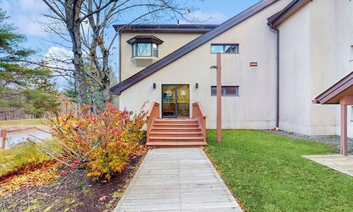 West Dover Apartment | Studio w/mountain view, shared pool, hot tub, sauna, tennis courts & shuttle
