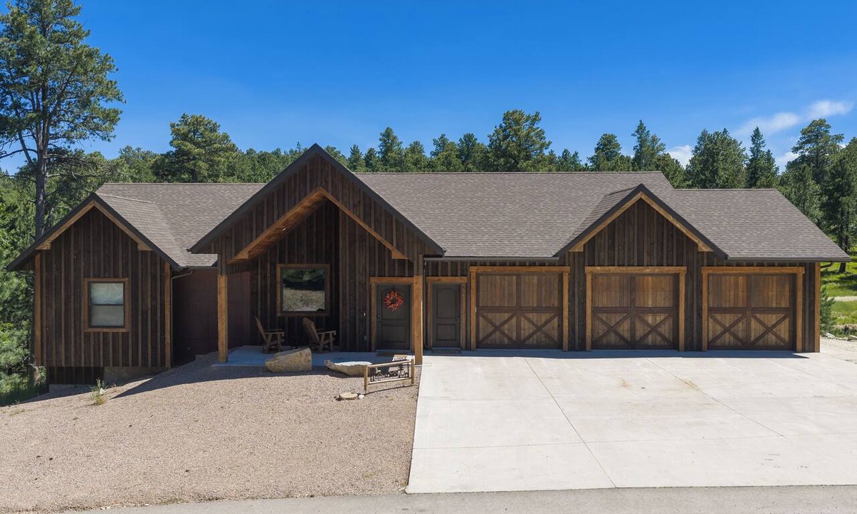 Deadwood Cabin | Stunning 3700+ Sq. Ft Lodge w/Firepit, Hot Tub, Large Garage - Paved!